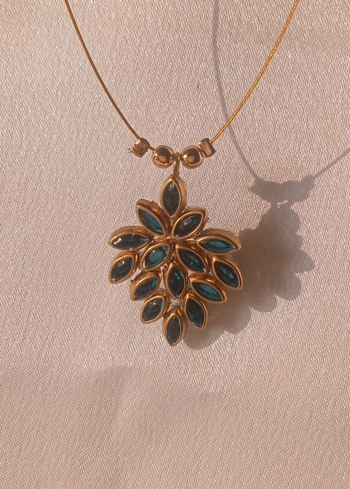 Elegant Gold &amp; Teal Pendant Necklace