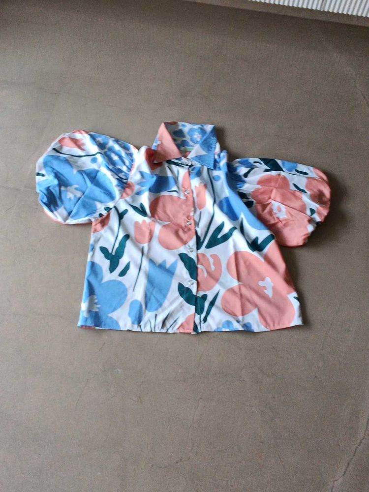 Floral top with puffed sleeves