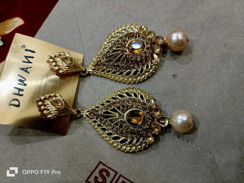 2 Earrings