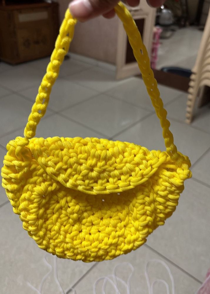 a small purse for pytting money