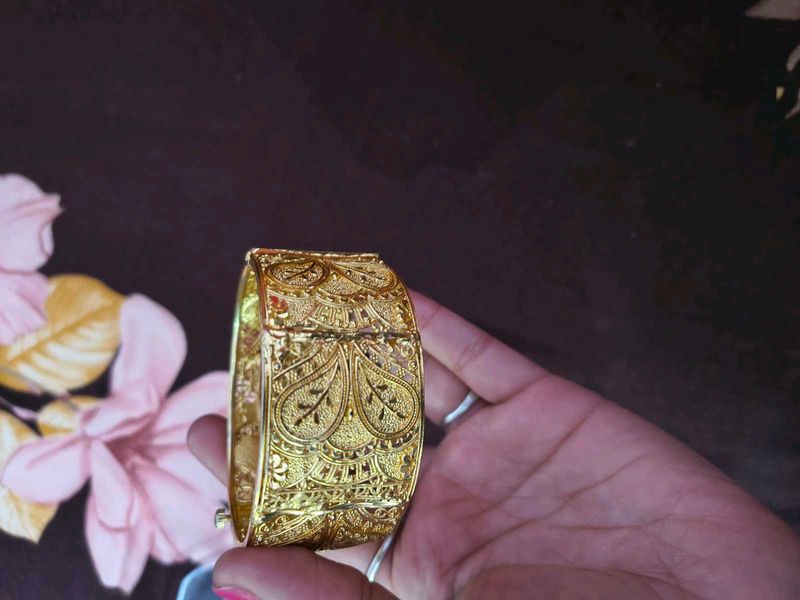 Gold-toned Bangle it's new unique golden bracelet