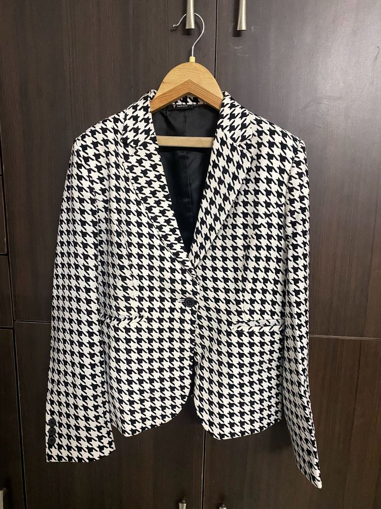 Van Heusen  Black and White Formal blazer