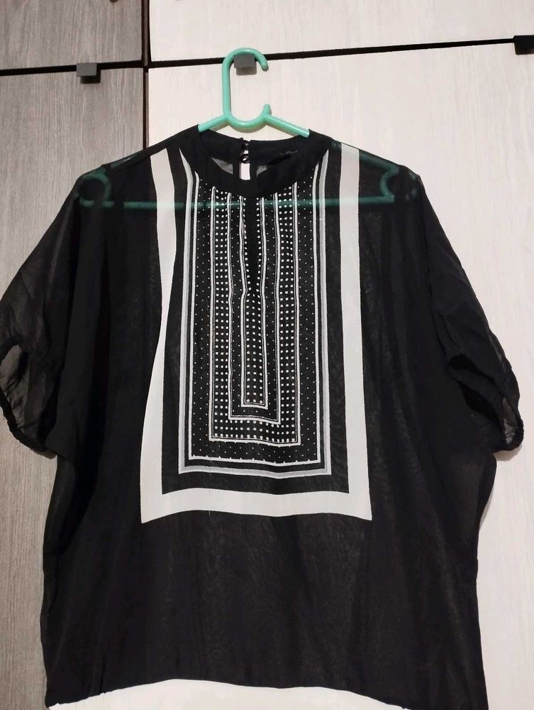 Chic Black &amp; White Top