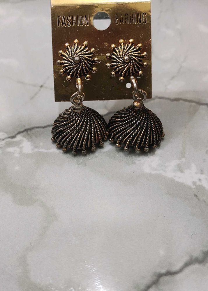 2 Earrings