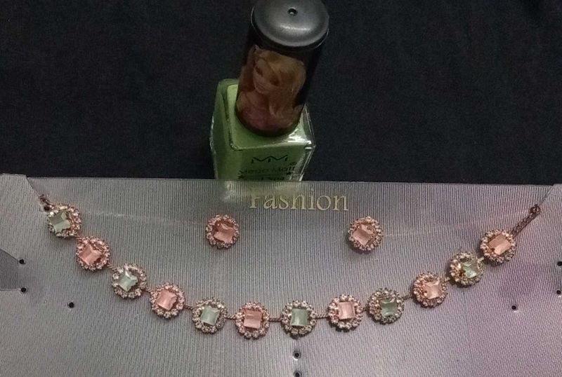 Free Nail Enamel With Rose Gold Jewellery Set
