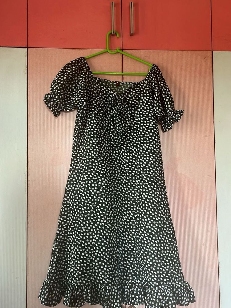 Green Sweetheart Neck Dress With Puff Sleeves