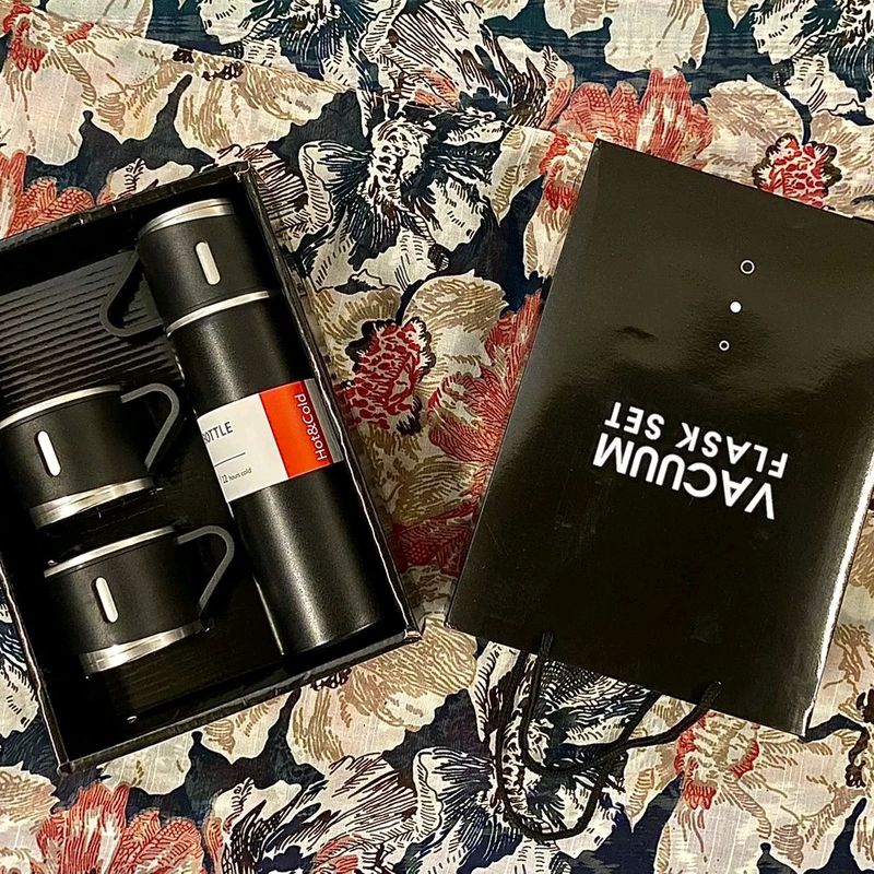 Stainless Steel Vacuum Flask Set(Multi Colour As Per Availability To Send Buyer)