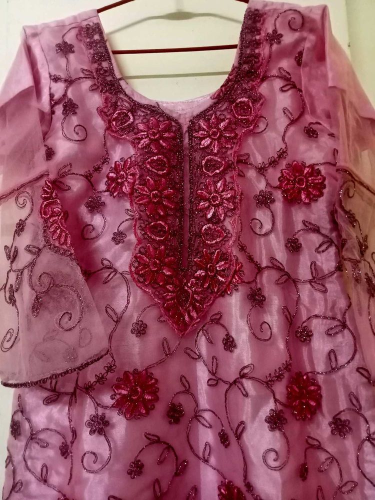 Elegant Pink Embroidered Kurta💝