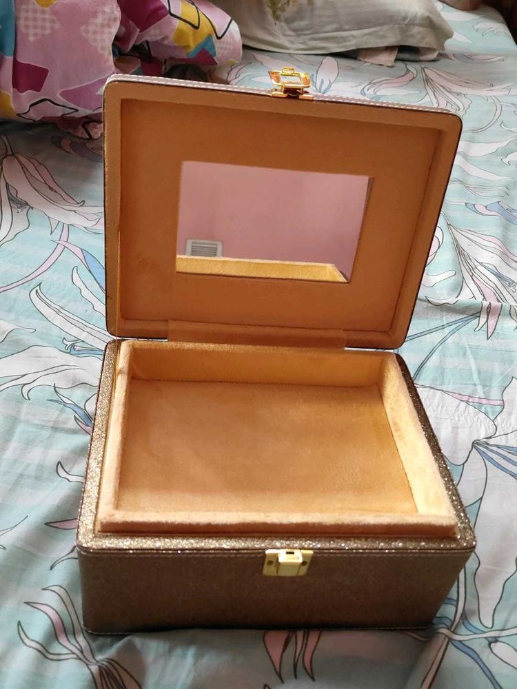 Vintage Style Cosmetic Box