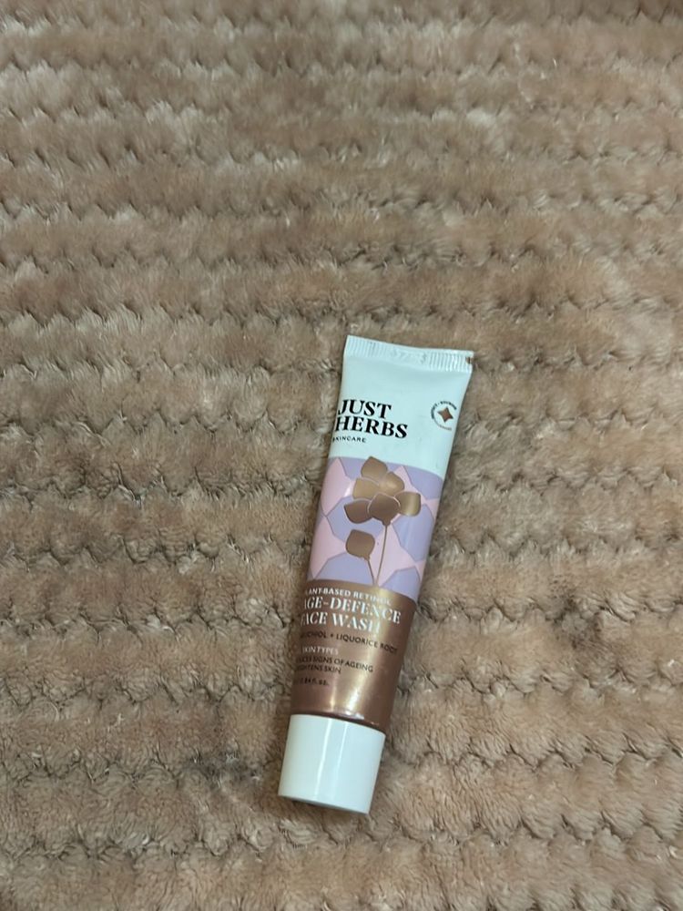 Plant Base Retinol Age Defence Face Wash