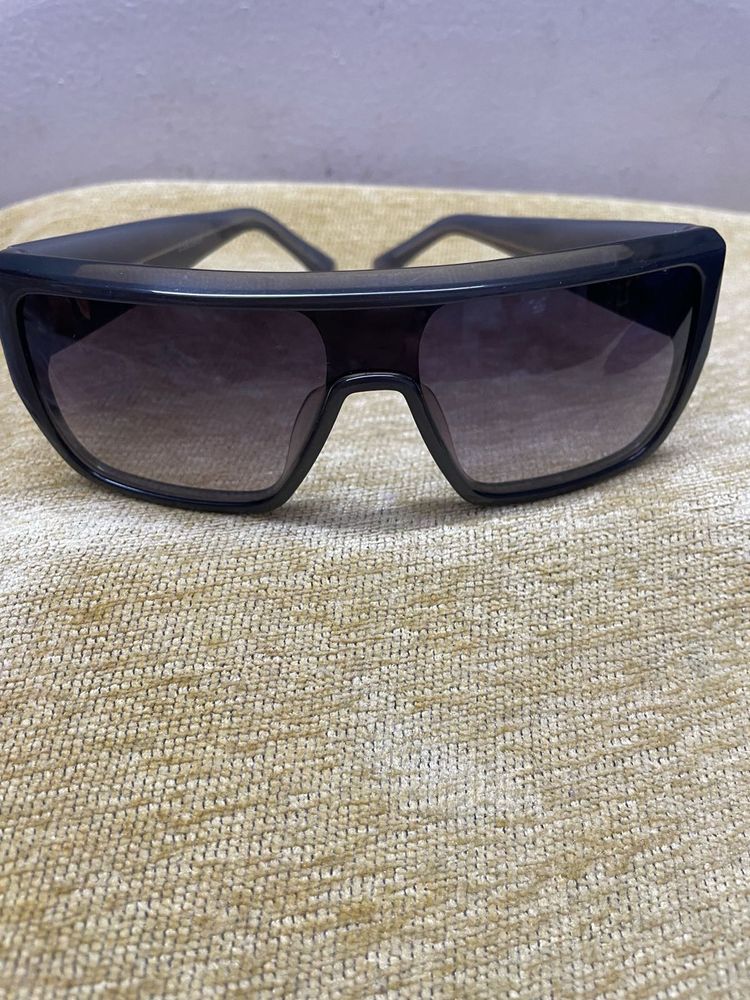 Chic Black Sunglasses