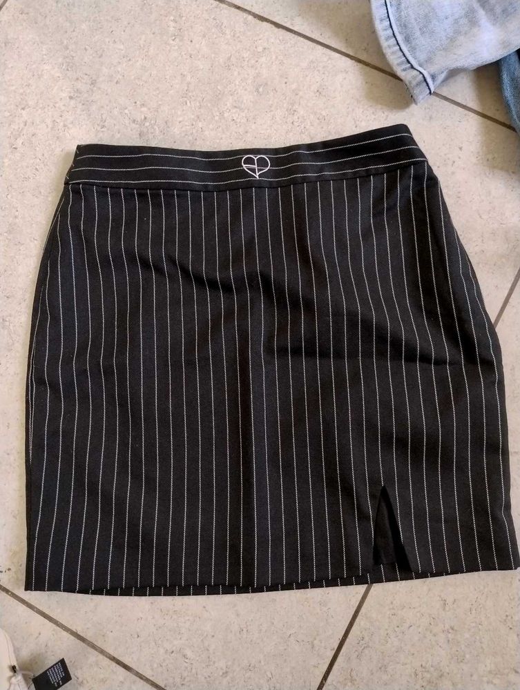 H&amp;M Skirt mini Brand New