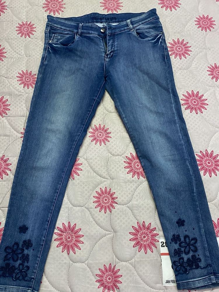 Fashionable Slim Fit Jeans