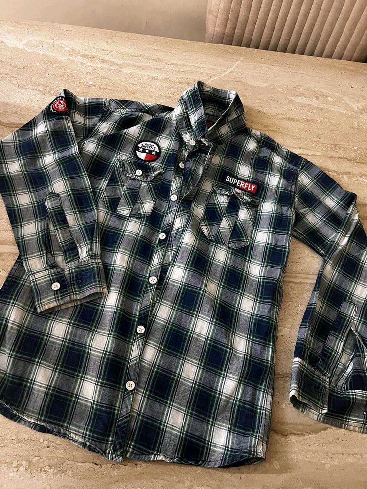 Boy&#39;s Plaid Button-Down Shirt With Jeans