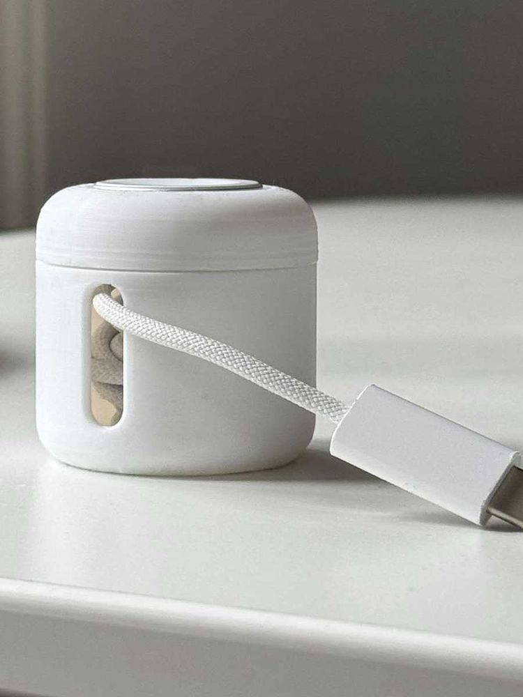 Apple Watch wind up travel charger holde