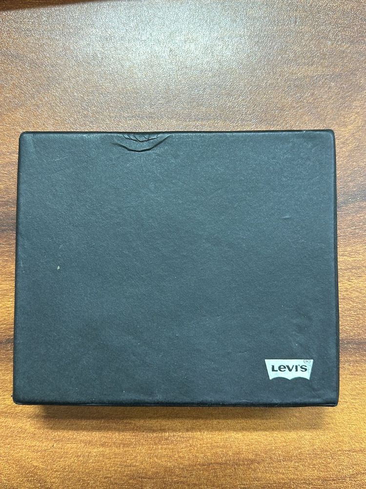 *100% Authentic* Levi’s Clipper Wallet