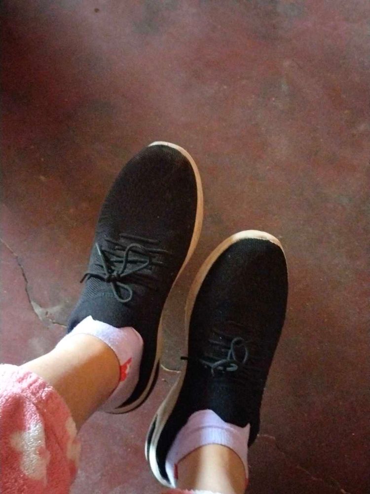 Black sports shoes for women