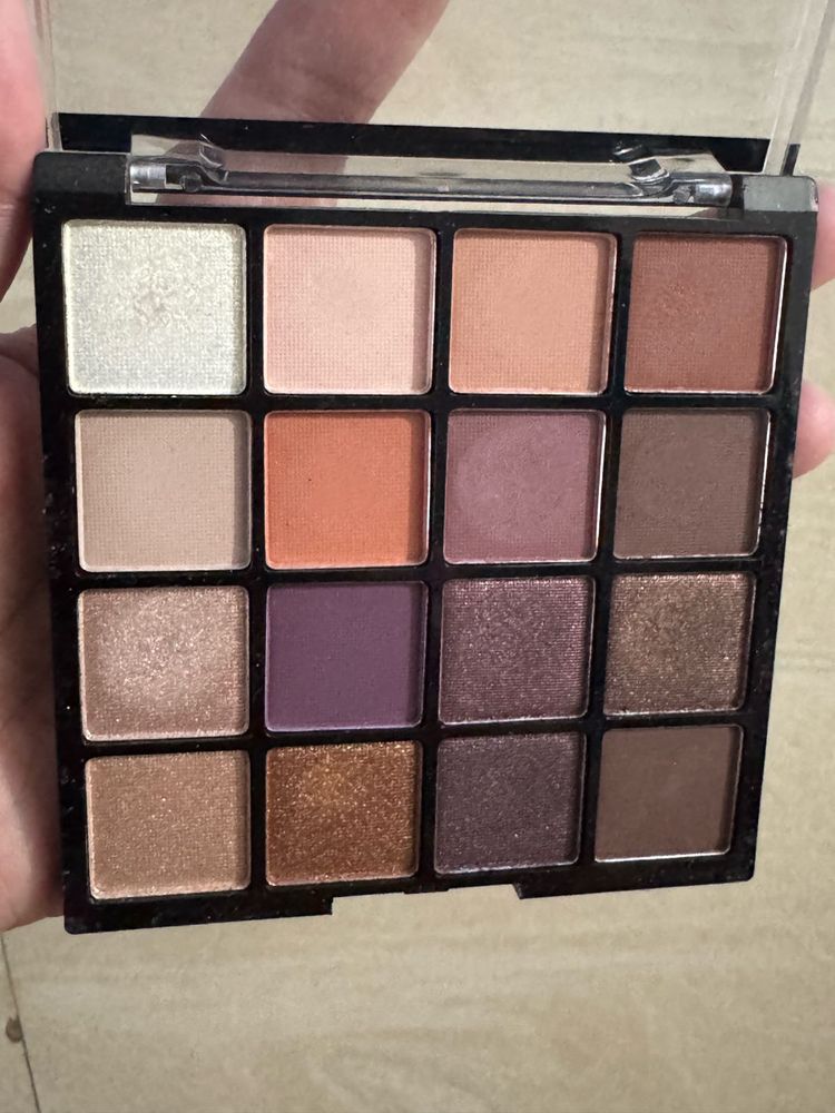 Eyeshadow palette + freebies