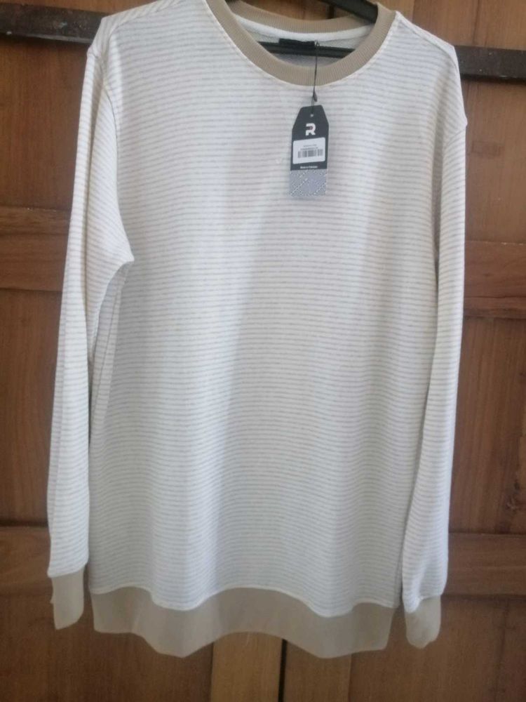Stylish Cream Sweatshirt – Cozy &amp; Trendy for All