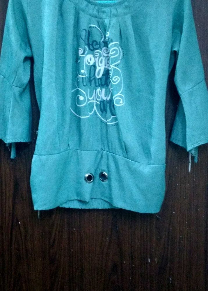 Title: Stylish &amp; Trendy Top for Sale – Great Condi
