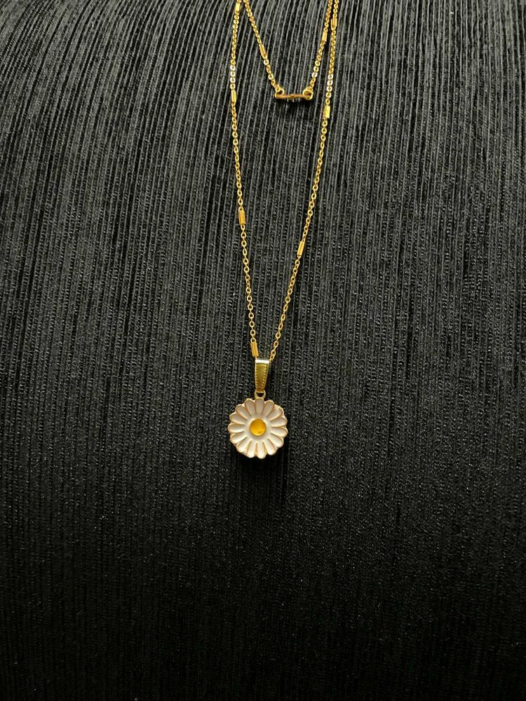 Daisy Pendant Necklace