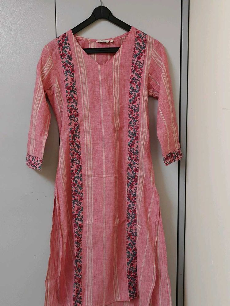 Floral Embroidered Pink Kurta