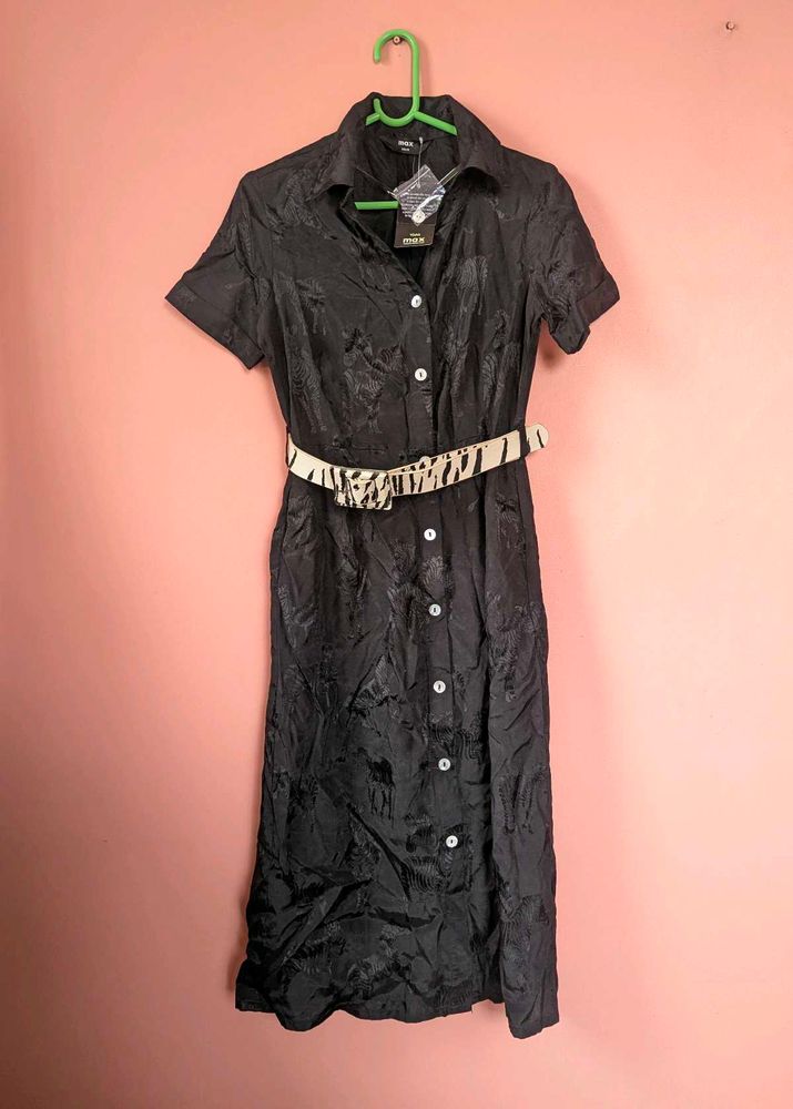 Chic Black Dress with collar