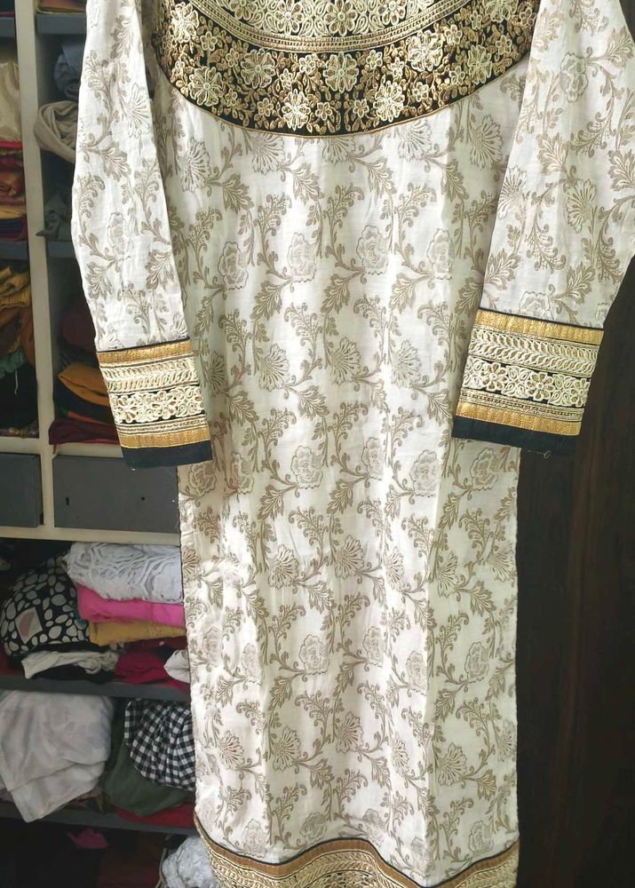 Floral Embroidered Long Pakistani Styled Kurta