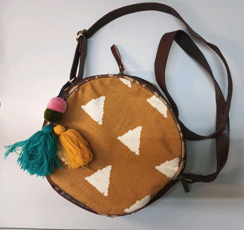 SLING BAG