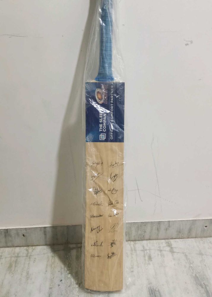 MUMBAI INDIANS Signed Cricket Bat(NEGOTIABLE)