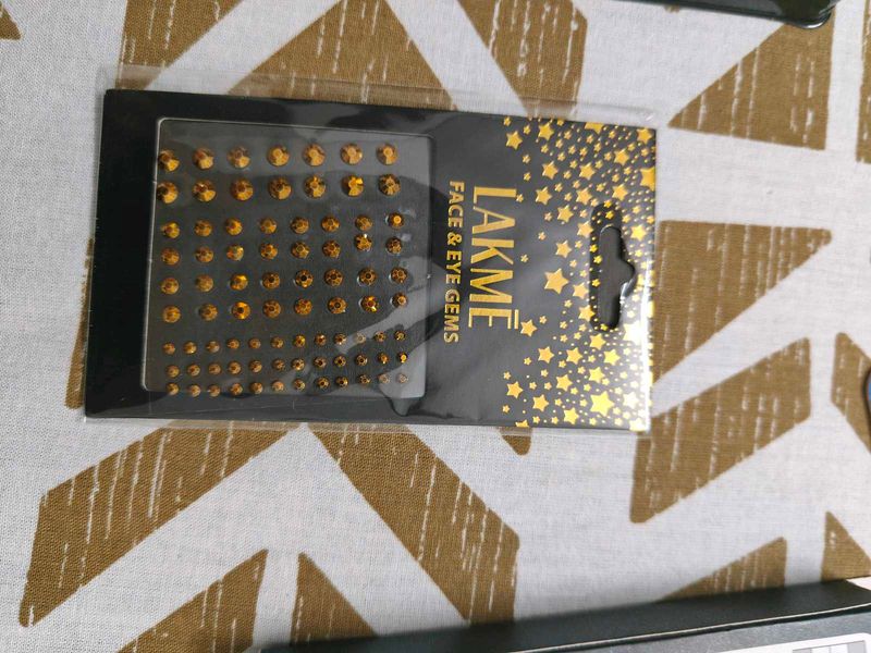 Lakme Fake Nails, Face &amp; Eye Gems - Gold