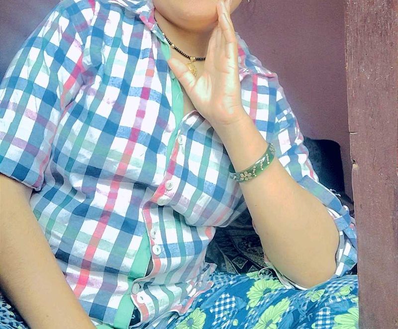 चेक शर्ट व्हाइट एंड मल्टी कलर एस वेरी प्रीटी