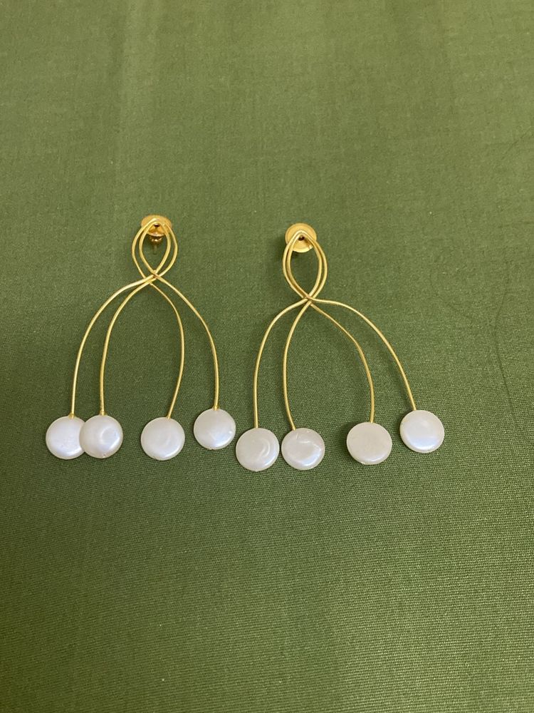 ELEGANT WHITE AND GOLD EARRINGS