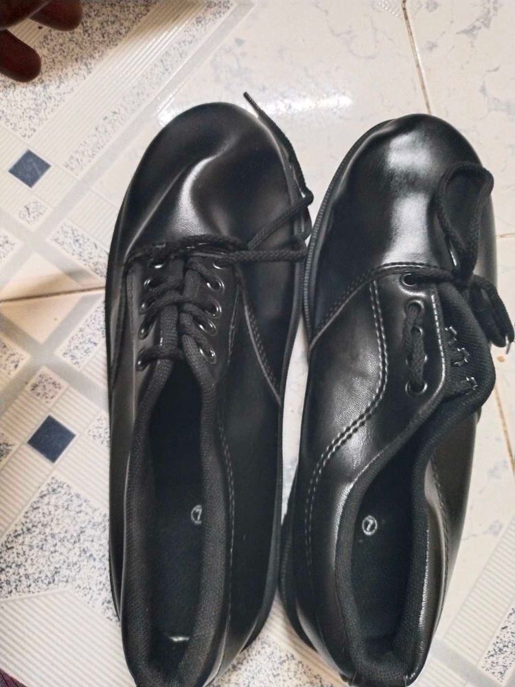 UNUSED SCHOOL SHOE FOR BOYS