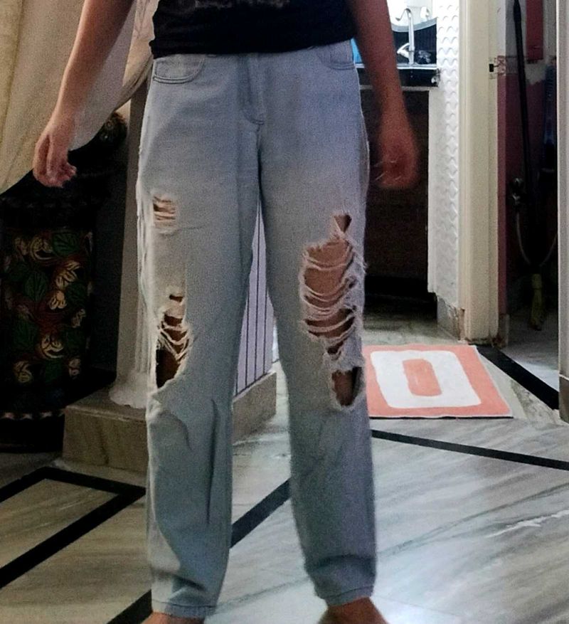 LIGHT WASH RIPPED JEANS