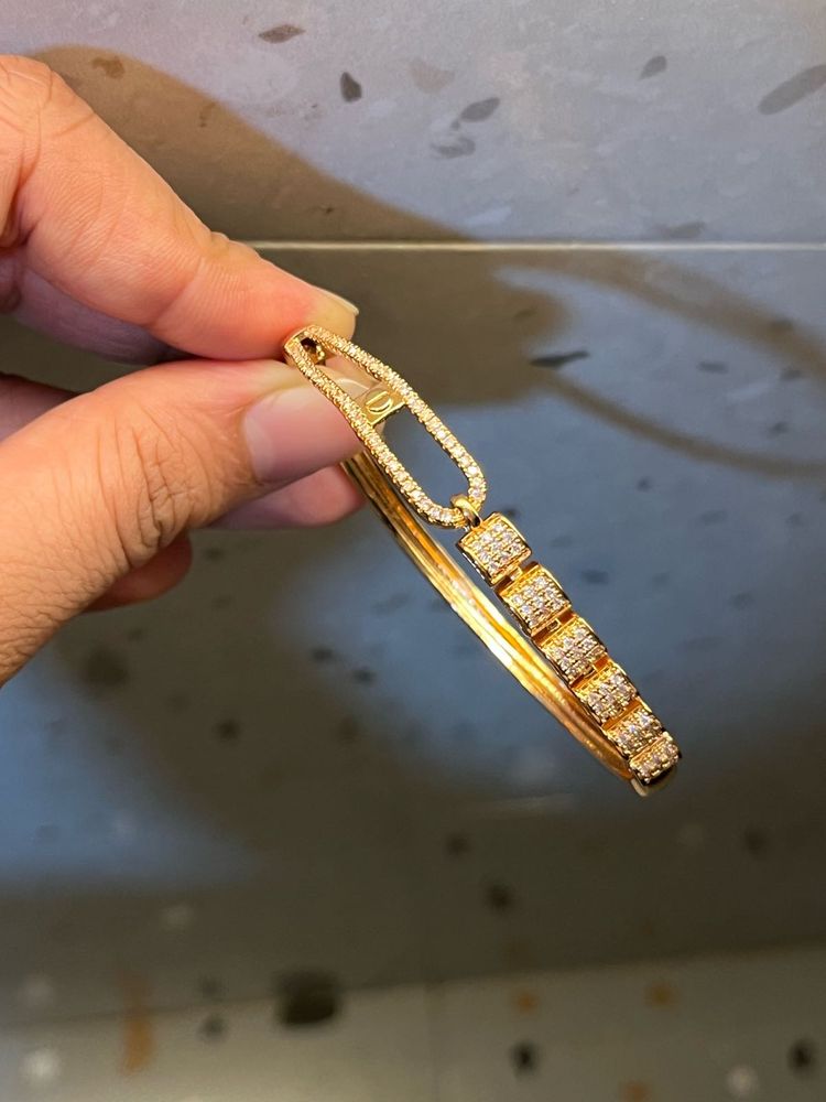 ✨ Luxury Gold-Tone Diamond-Studded Bracelet