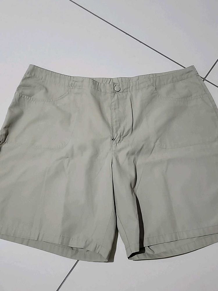 Women&#39;s Khaki Shorts
