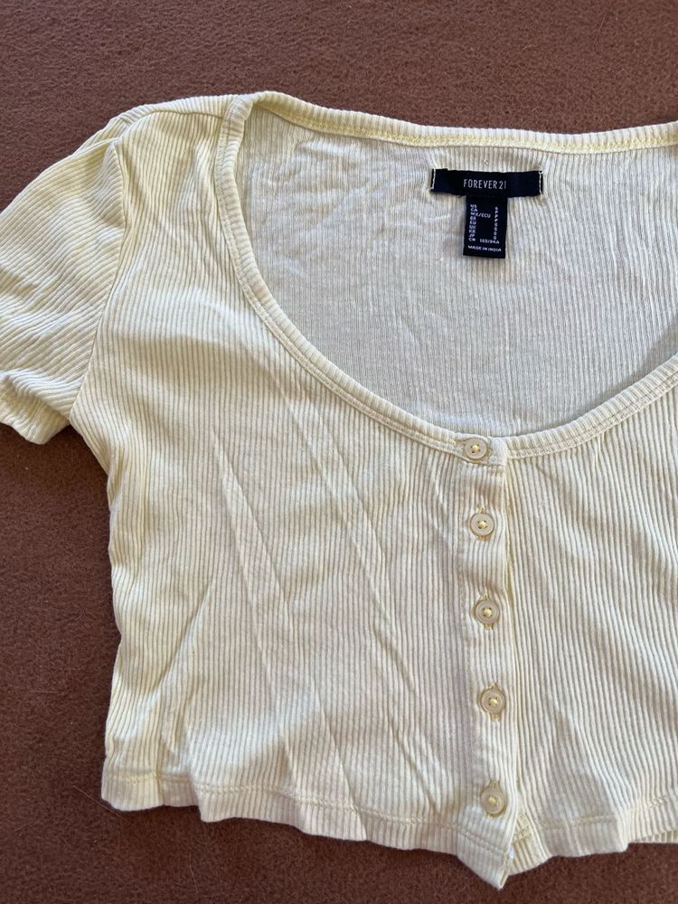 butter yellow crop top 🧈