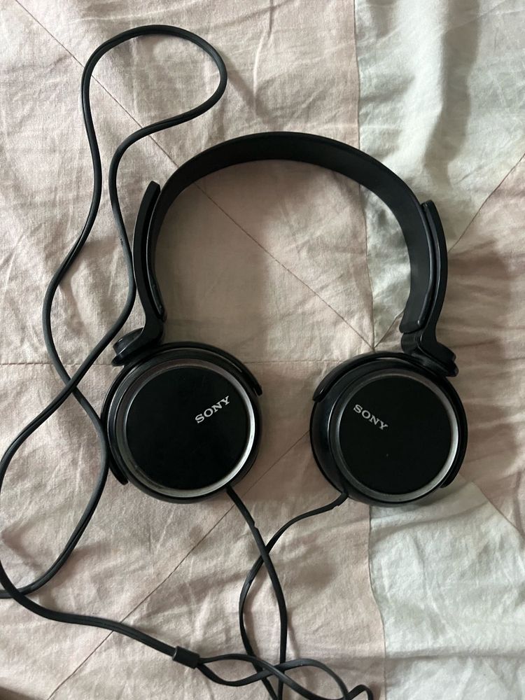 the Sony MDR-XB400 headphones
