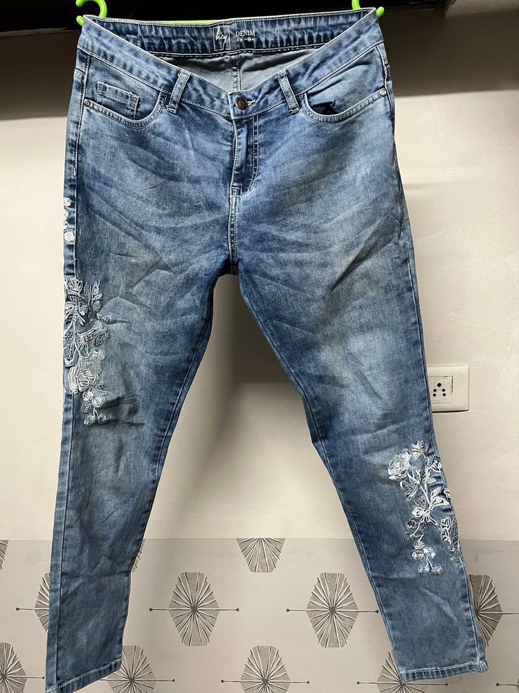 Embroidered Denim Jeans💙🏃‍♀️