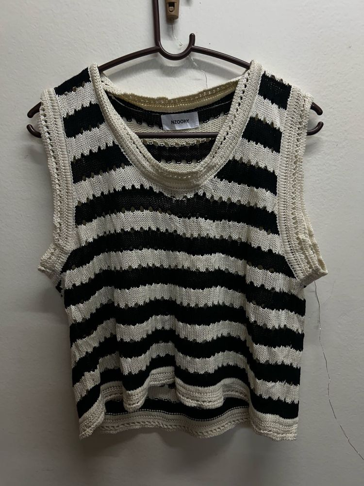 black and white sleeveless knit top s - m