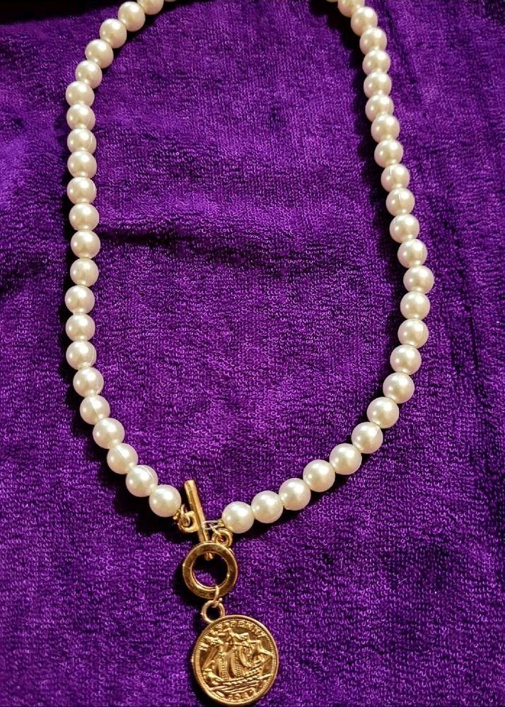 Pearl Choker with Golden Pendant