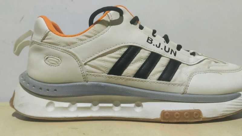SPORTS SHOES &#34;WHITE AND BLACK&#34;UK-7
