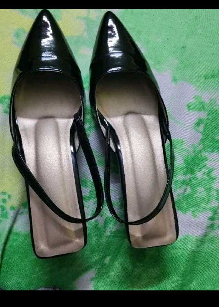 pointed black heel women