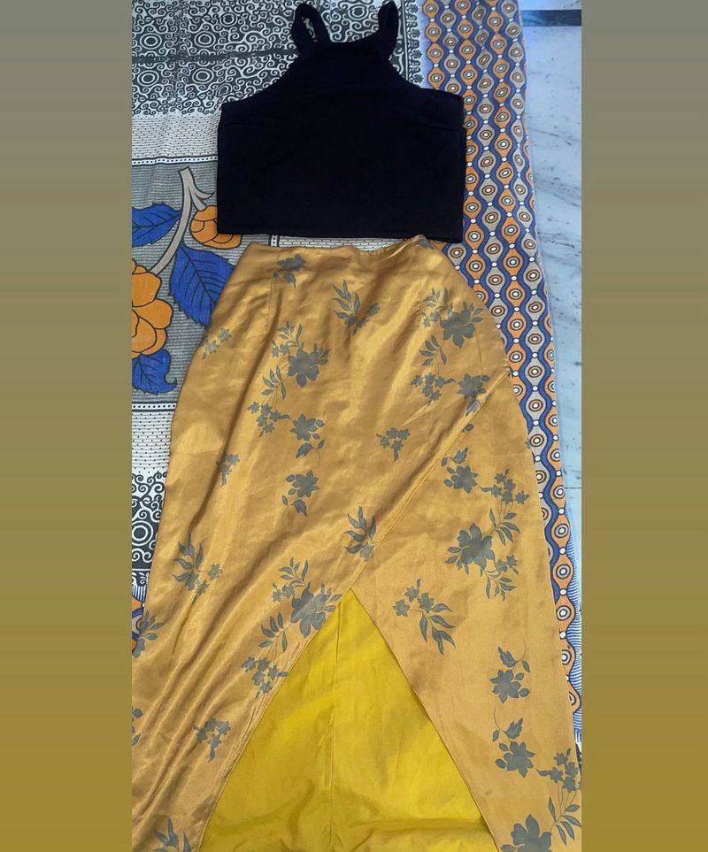 So Chic And Sexy Golden Skirt😍