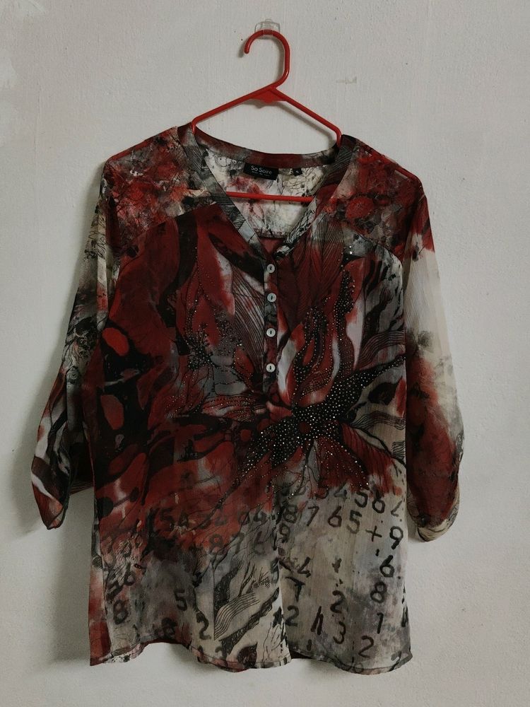 Top In Printed Chiffon With Lace At Yoke Part.