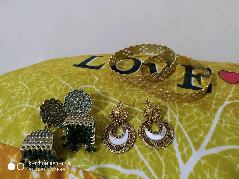 Two Earrings One बेंगल्स