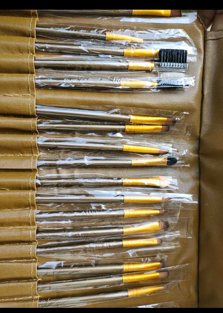 SET OF 23 🆕 MAKEUP BRUSHES