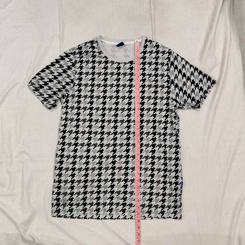 Houndstooth Pattern T-Shirt Size L