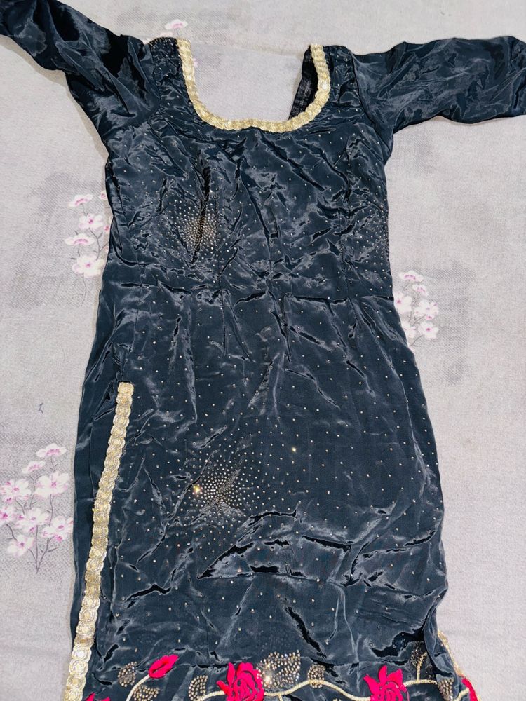 Suit with circle plazo